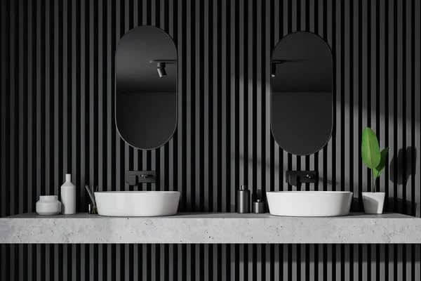 Szara drewniana łazienka z podwójną umywalką — Zdjęcie stockowe