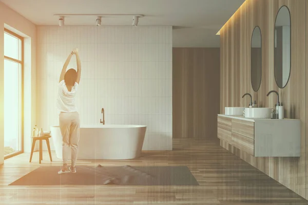 Wanita dengan interior kamar mandi putih dan kayu — Stok Foto