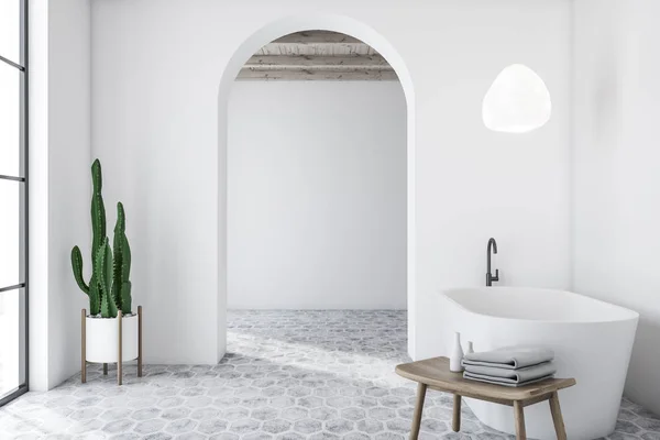 Белый арочный санузел с ванной — стоковое фото