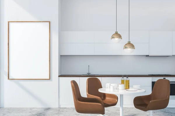 Cucina bianca con sedie marroni e poster — Foto Stock