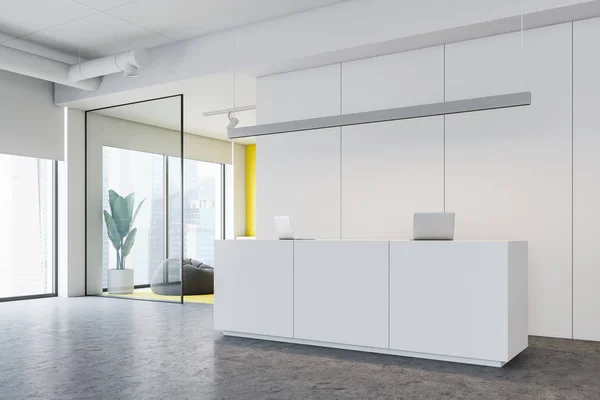 Белый и желтый офисные приемные и зал ожидания — стоковое фото