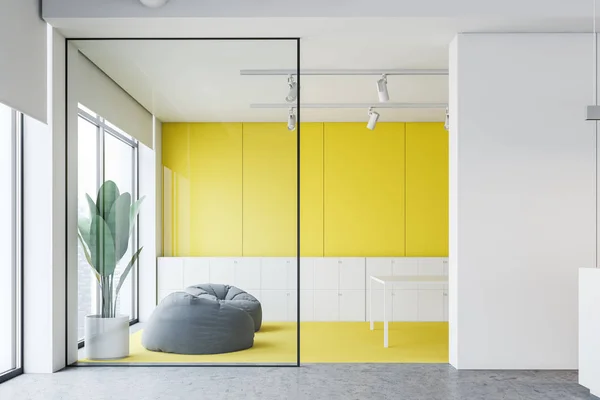 Gelb-weißes Büro-Wartezimmer mit Hockern — Stockfoto