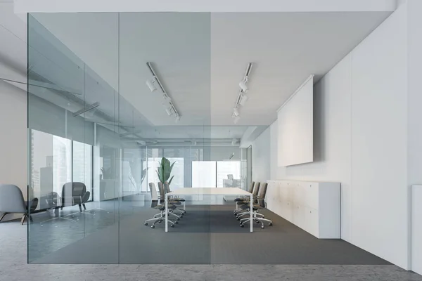 Sala de reunião branca e de vidro com tela — Fotografia de Stock
