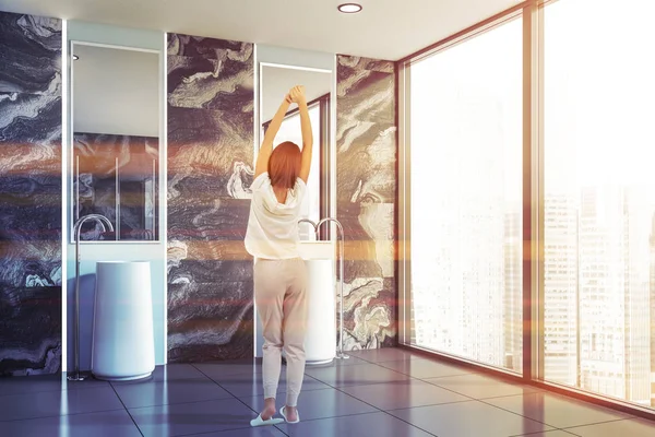 Donna in bagno con doppio lavabo — Foto Stock