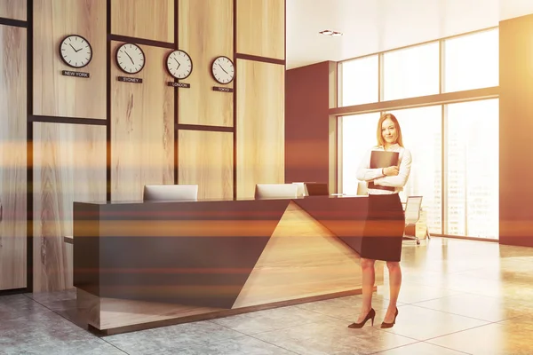 Businesswoman near wooden reception desk — Stock Photo, Image