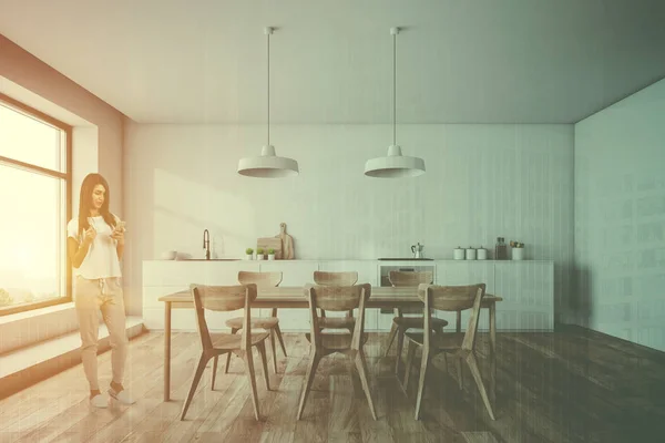 Mujer en cocina blanca con mesa —  Fotos de Stock