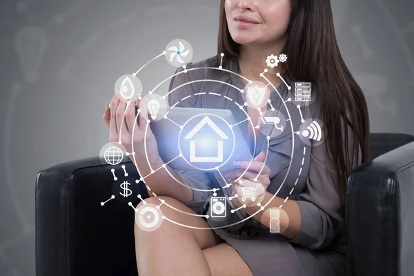 Mujer en sillón con tablet, casa inteligente — Foto de Stock