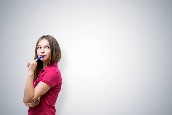 Mujer joven casual reflexivo con marcador, burla — Foto de Stock