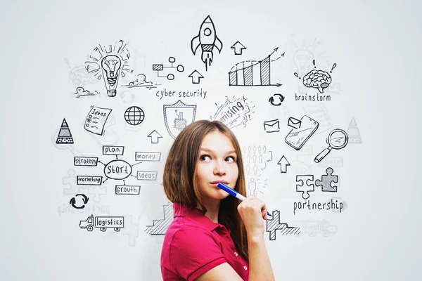 Chica adolescente pensativa con marcador, plan de negocios — Foto de Stock