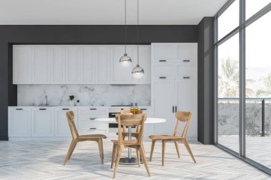 Balkon ve masa ile gri ve beyaz mutfak