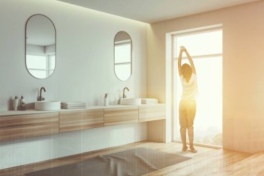 Çift lavabo ile beyaz banyo köşesinde Kadın