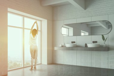 Çift lavabo ile beyaz banyoda Kadın