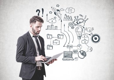 Dizüstü bilgisayar, iş planı ile ciddi adam