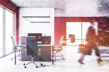 Beyaz ve kırmızı açık alan ofisinde yürüyen adam