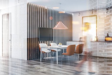 Tv ile mutfakta yürüyen kadın