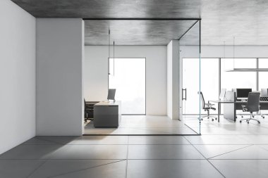 Beyaz yönetici ve açık alan ofis iç