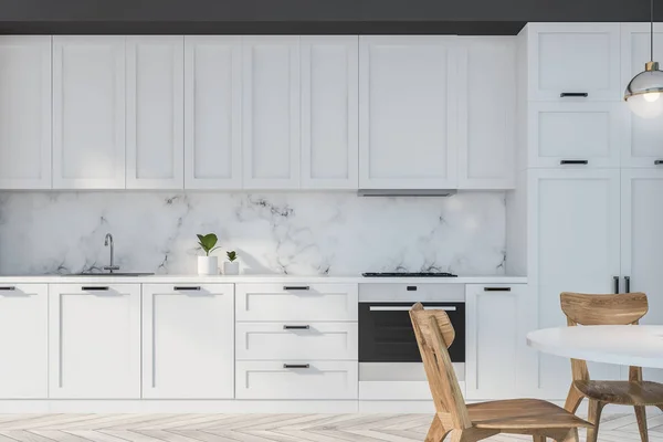 Vitt och marmor kök med bord — Stockfoto