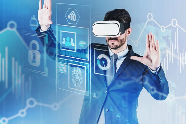 Gafas Hombre en VR trabajando con interfaz de negocio —  Fotos de Stock
