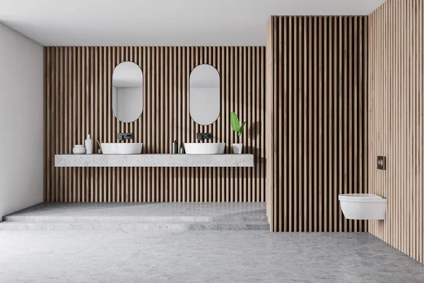 Світла дерев'яна ванна кімната, подвійна раковина і туалет — стокове фото
