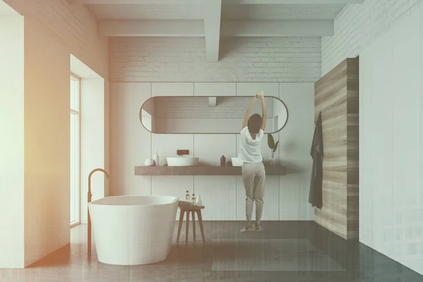 Vrouw in witte en houten badkamer — Stockfoto