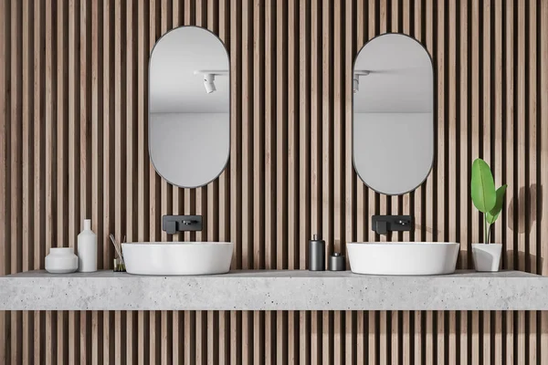 Lichte houten badkamer met dubbele wastafel — Stockfoto