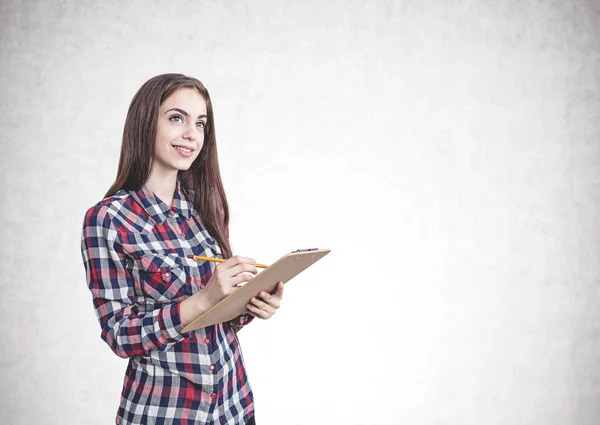 Sorrindo mulher casual com prancheta, mock up — Fotografia de Stock