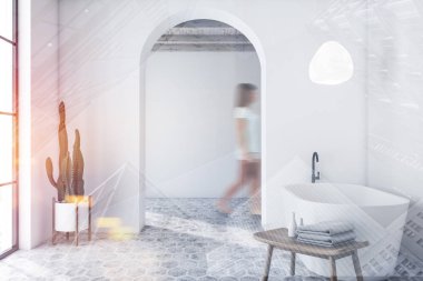 Beyaz kemerli banyoda yürüyen kadın