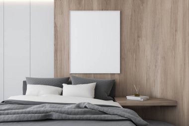 Beyaz ve ahşap yatak odası duvarında poster