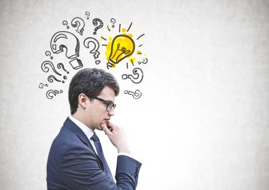 Gözlüklü kalemli adam, fikir krokisi