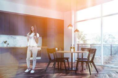 Gri mutfak iç Kadın