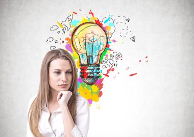 Pensive genç kadın ve onun fikri