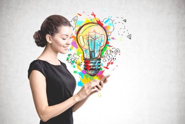 Telefon, iş fikri ile gülümseyen genç kadın