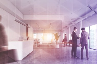 Ofis salonu, resepsiyon ve toplantı odasındaki kişiler