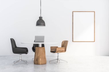 Posterile modern beyaz ofiste coworking alanı