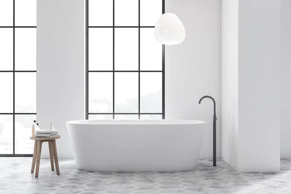 Biała łazienka wnętrze z podłogą wyłożoną kafelkami — Zdjęcie stockowe