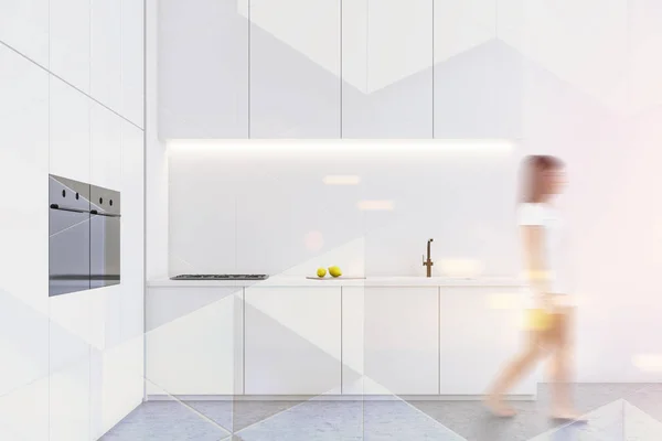 Donna che cammina in cucina bianca con banconi — Foto Stock