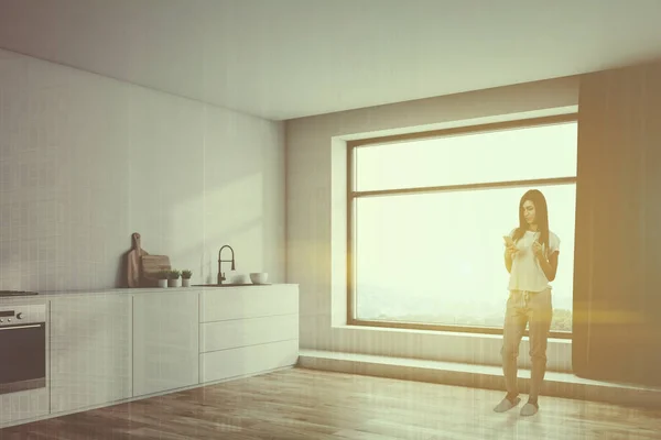 Sayaçları ile beyaz mutfak köşesinde Kadın — Stok fotoğraf