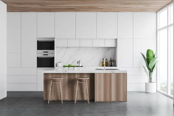 Інтер'єр білої кухні з дерев'яним брусом — стокове фото