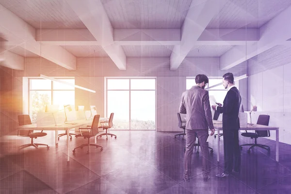 Hommes d'affaires à l'intérieur du bureau blanc — Photo