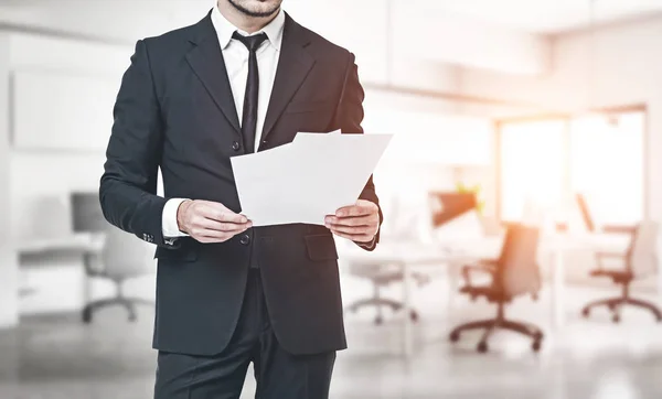 Affärsman Läsa dokument i Office — Stockfoto