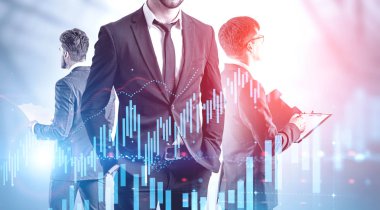 Grafikleri analiz eden üç kendinden emin yönetici