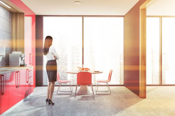 Mujer en cocina gris y roja — Foto de Stock