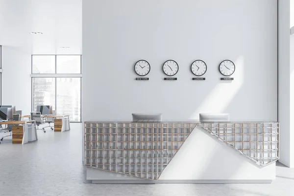 Réception avec horloges à l'intérieur du bureau — Photo