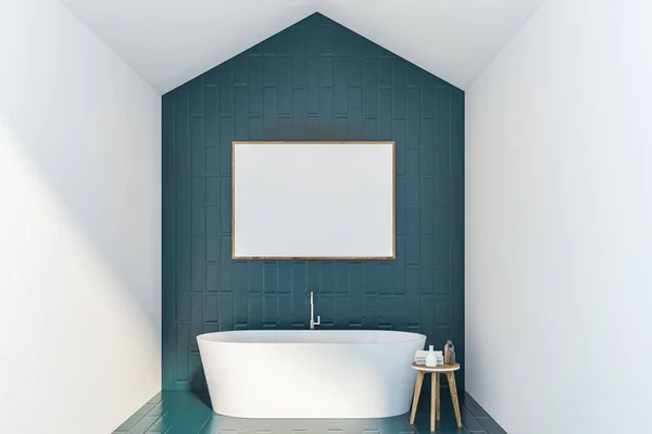 Salle de bain blanche et bleue, baignoire et poster — Photo