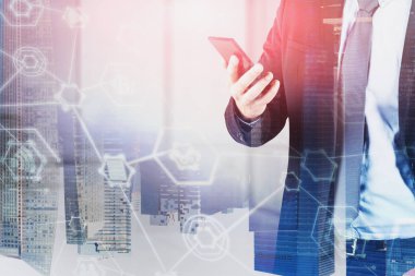 Adam ofiste telefon bakarak, internet simgeleri