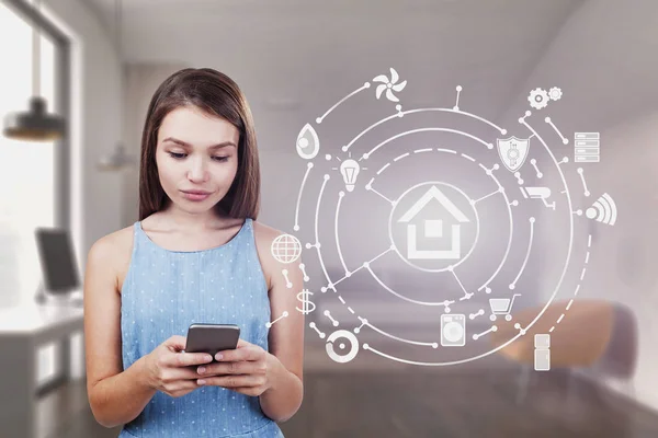 Femme avec téléphone dans la chambre, maison intelligente — Photo