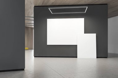 Gri galeri duvarında iki poster