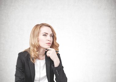 Düşünceli zencefil iş kadını, alay