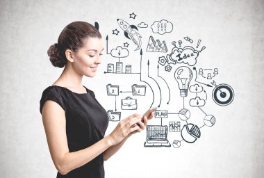 Telefon, iş planı ile gülümseyen kadın