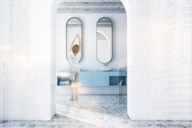 Çift lavabo ile banyoda Kadın